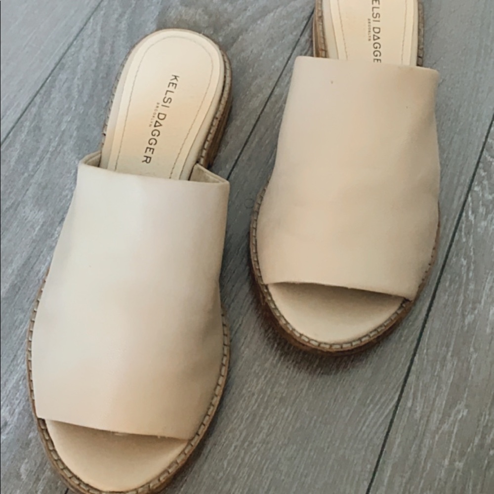NUDE OPEN TOE FLATS